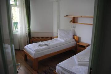 Двухместный номер с 2 отдельными кроватями и балконом в  Hostel Teleki